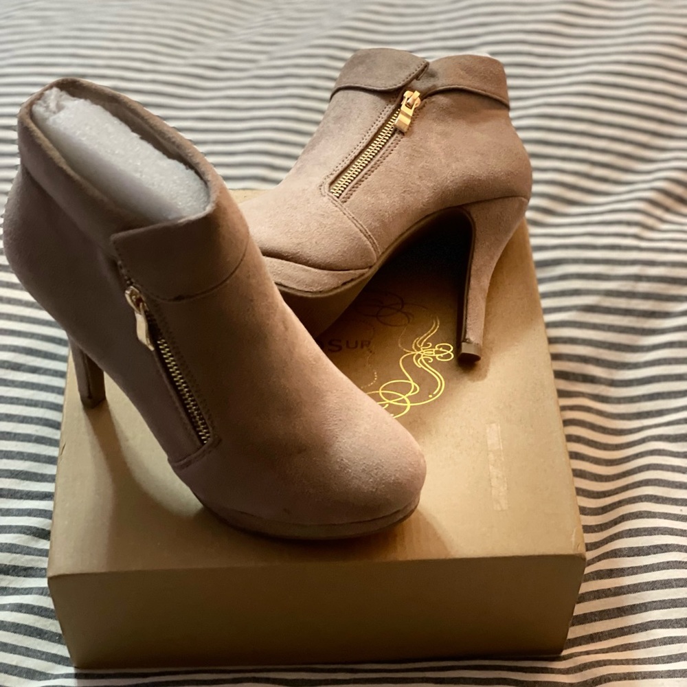 Brand new in box. Trends. Size US 6.5 women. - Picture 4 of 15